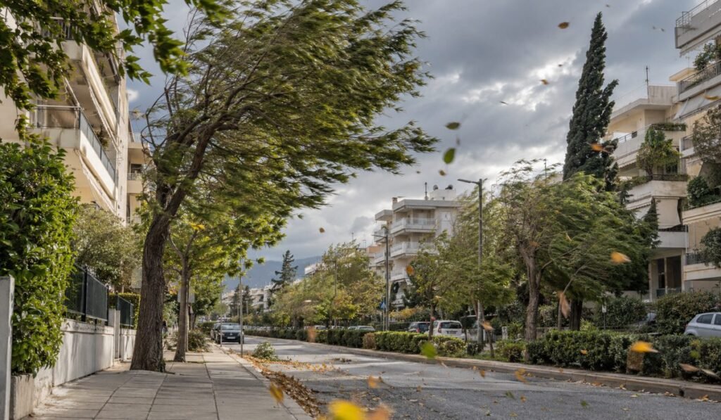 Καιρός στη Νέα Σμύρνη: Ισχυροί άνεμοι και συννεφιά την Παρασκευή 2/10 – Πότε υπάρχει πιθανότητα βροχής