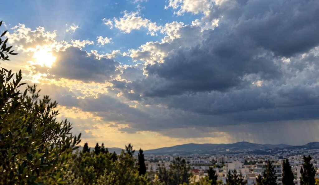 Με σύννεφα και πιθανότητα βροχής το Σάββατο - Πού θα φτάσει η θερμοκρασία